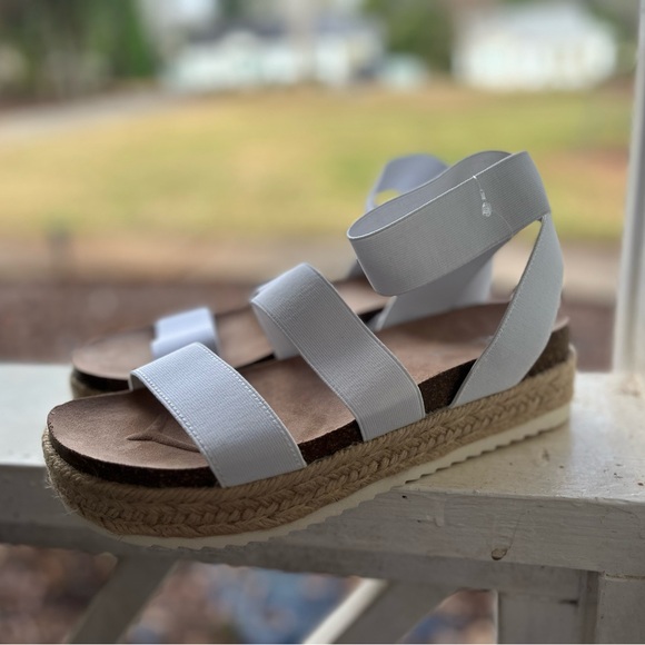 Madden Girl Women’s sandals. 9 - Picture 5 of 7